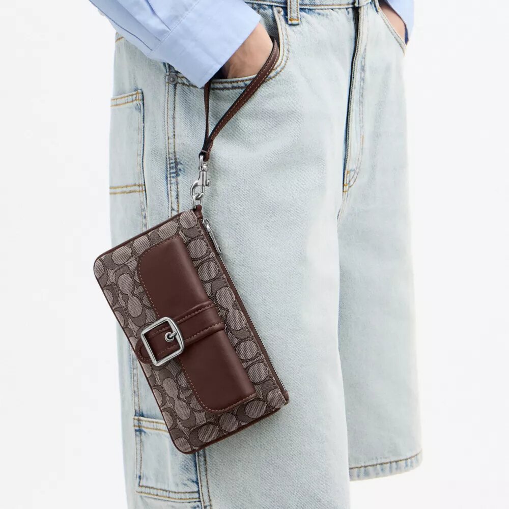 Ashton Wristlet in Signature Jacquard