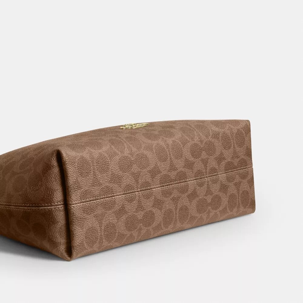 Laurel Shoulder Bag in Signature Canvas