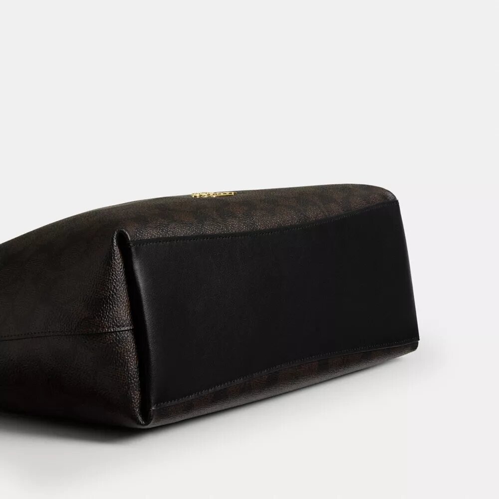 Laurel Shoulder Bag in Signature Canvas