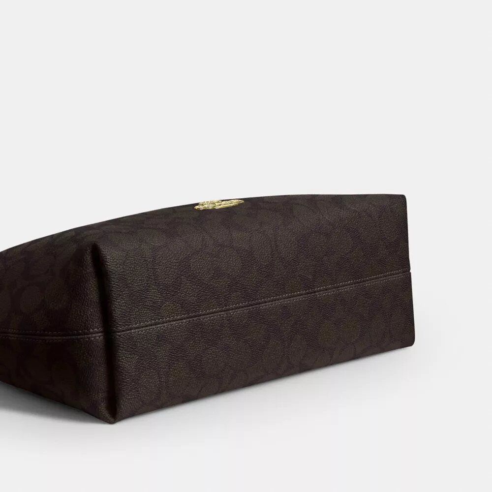 Laurel Shoulder Bag in Signature Canvas