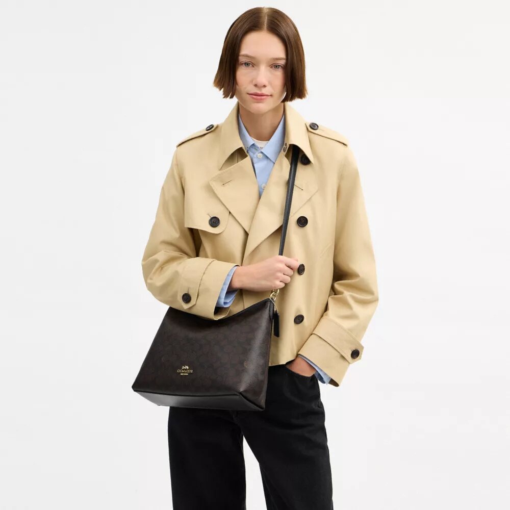 Laurel Shoulder Bag in Signature Canvas