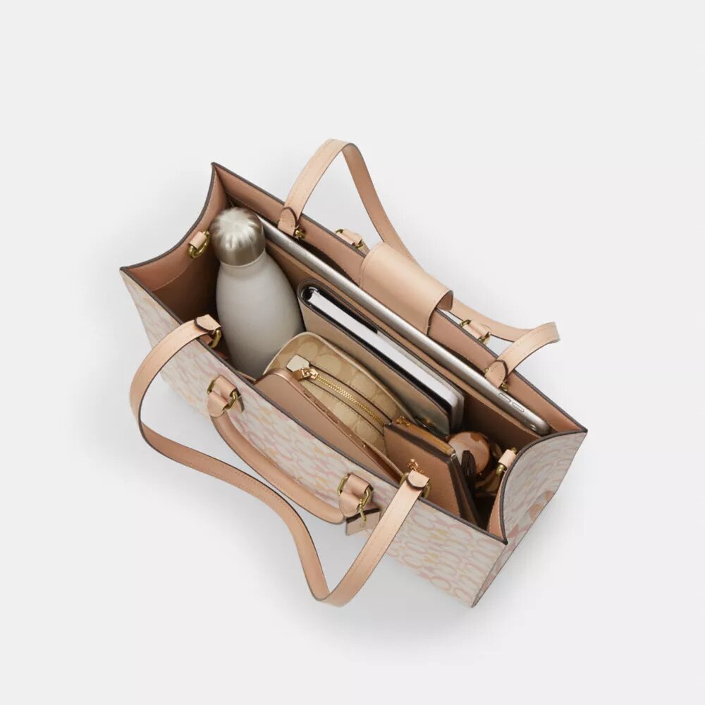 Maggie Tote Bag in Signature Canvas