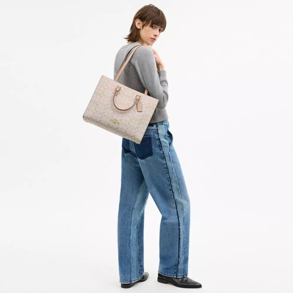 Maggie Tote Bag in Signature Canvas